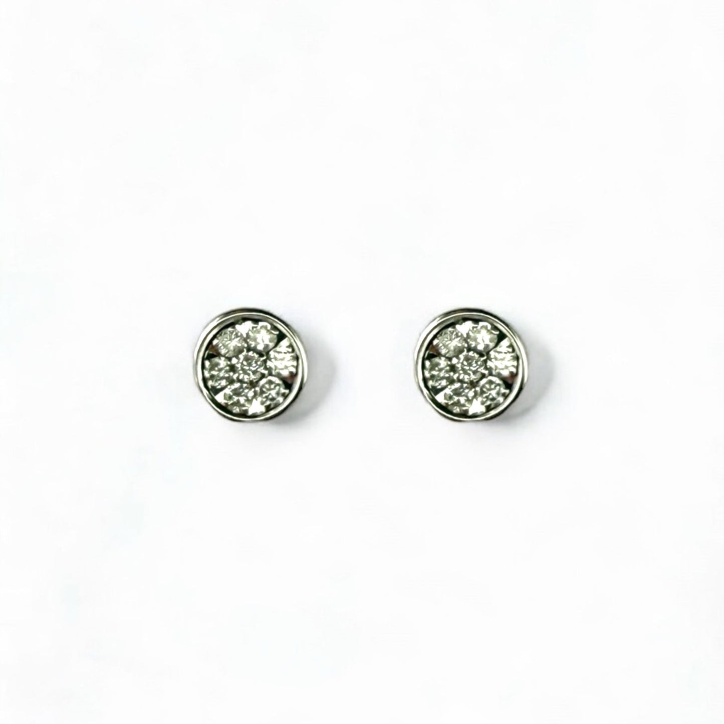 Comprar pendiente tipo dormilonas realizados en oro blanco de 18kt y 7 diamantes talla brillante en cada pendiente. Envío GRATIS. Joyería Ian'Or.
