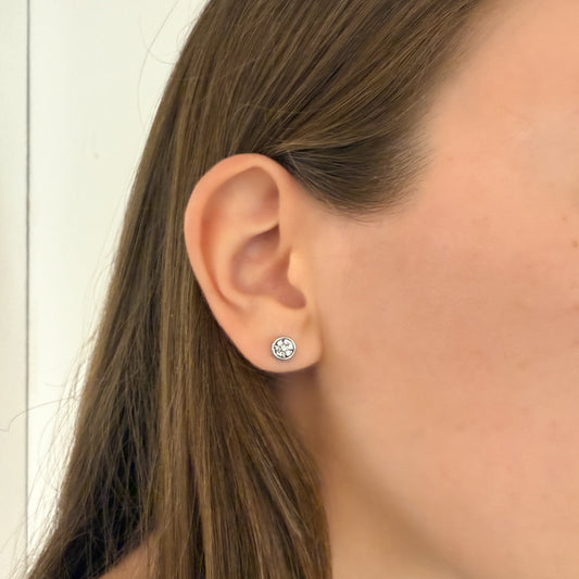 Comprar pendiente tipo dormilonas realizados en oro blanco de 18kt y 7 diamantes talla brillante en cada pendiente. Envío GRATIS. Joyería Ian'Or.