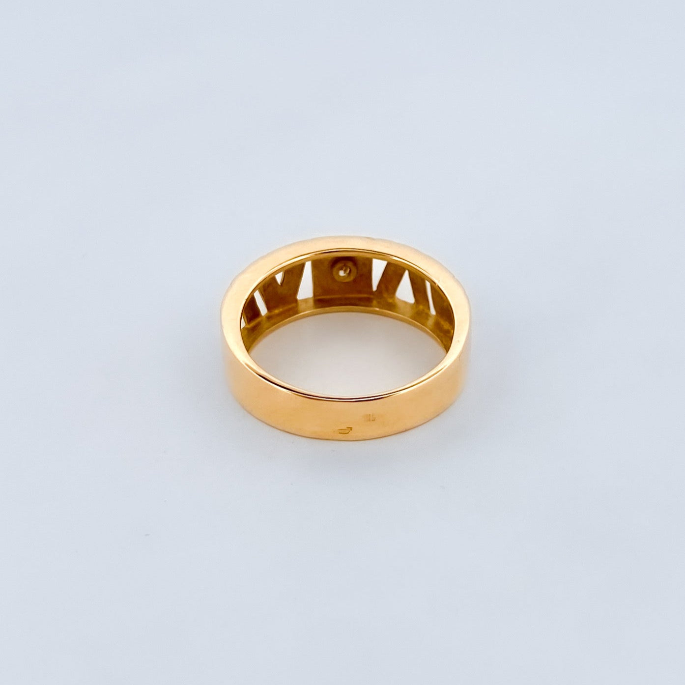 Comprar anillo calado realizado en oro amarillo de 18kt con un diamante talla brillante en la parte central. Joyas segunda mano. Joyería Ian'Or. Envío gratis.