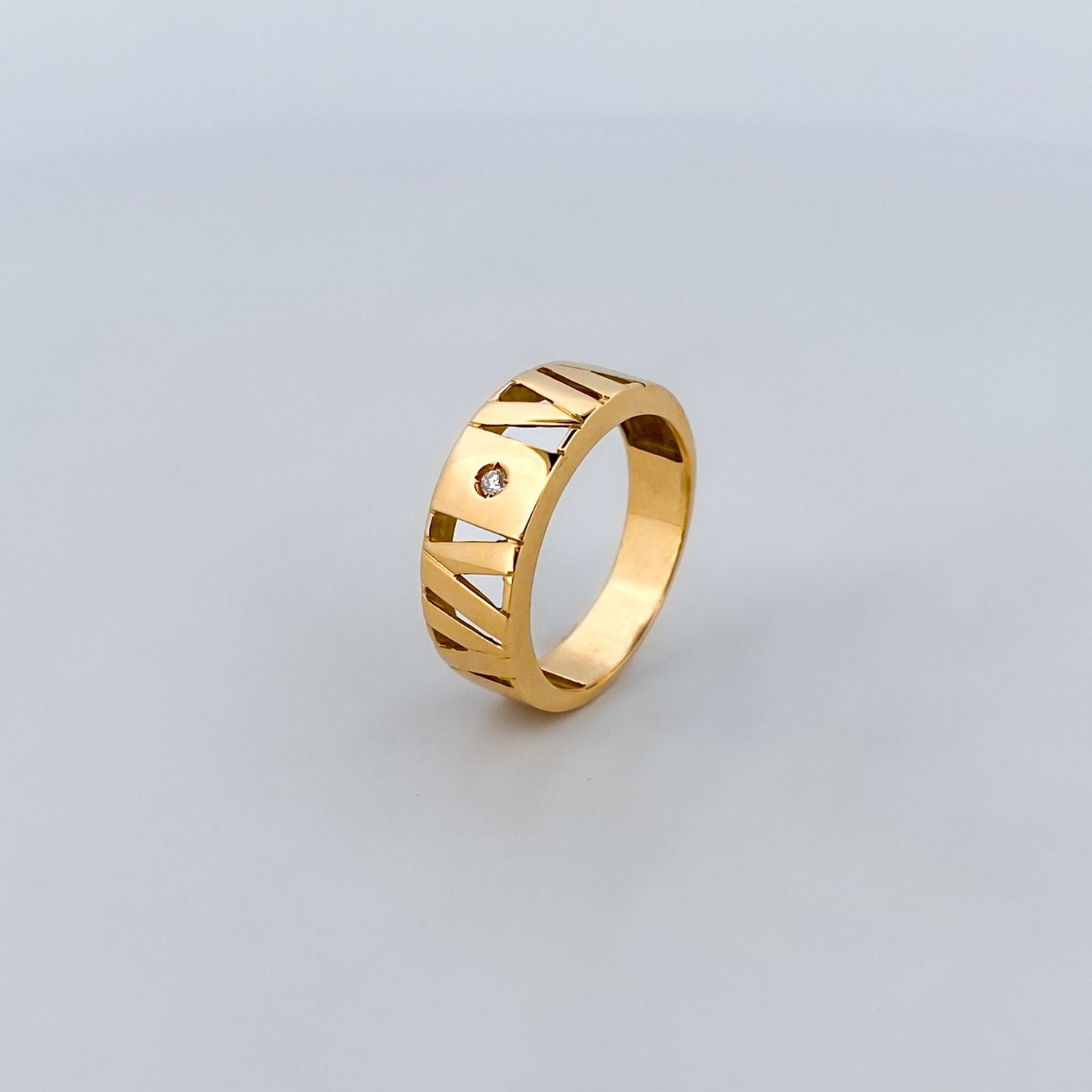 Comprar anillo calado realizado en oro amarillo de 18kt con un diamante talla brillante en la parte central. Joyas segunda mano. Joyería Ian'Or. Envío gratis.