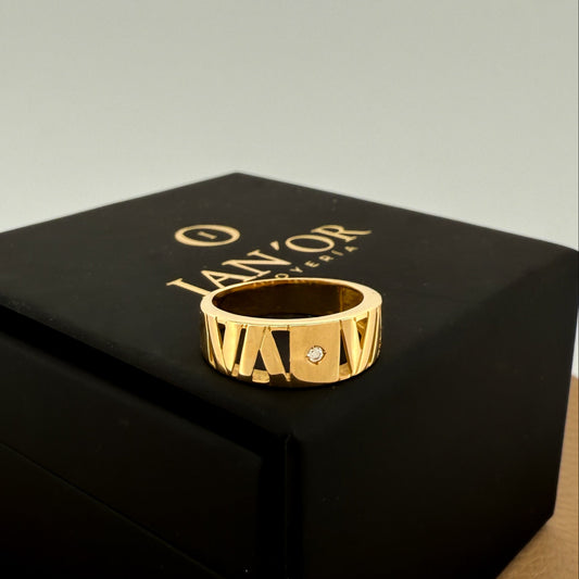 Comprar anillo calado realizado en oro amarillo de 18kt con un diamante talla brillante en la parte central. Joyas segunda mano. Joyería Ian'Or. Envío gratis.