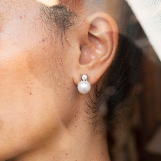 Comprar pendientes tu y yo de oro blanco de 18kt con diamantes talla brillante y perla. Cierre Omega. Comprar pendientes tu y yo al mejor precio en barcelona.