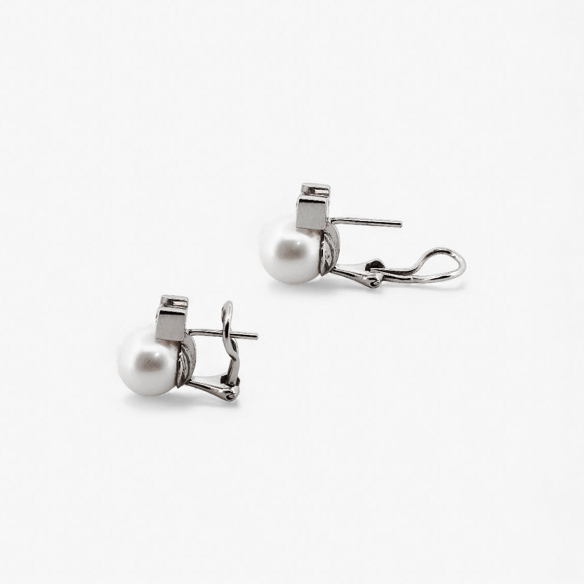 Comprar pendientes tu y yo de oro blanco de 18kt con diamantes talla brillante y perla. Cierre Omega. Comprar pendientes tu y yo al mejor precio en barcelona.