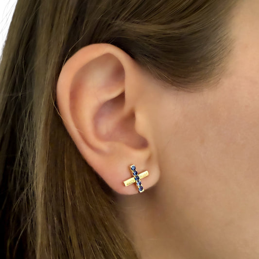Comprar pendiente en forma de cruz realizados en oro amarillo de 18kt y 5 zafiros talla brillante en cada pendiente. Envío gratis. Joyería Ian'Or.