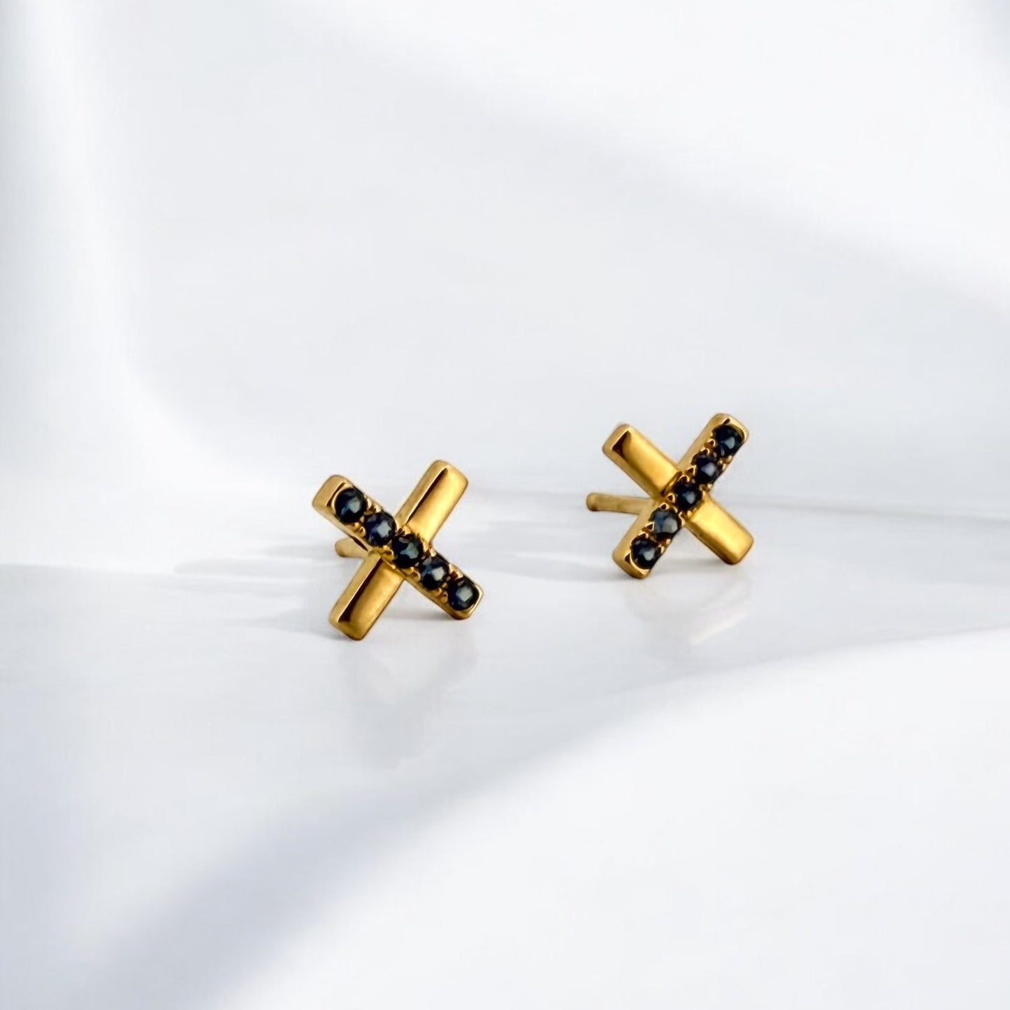 Comprar pendiente en forma de cruz realizados en oro amarillo de 18kt y 5 zafiros talla brillante en cada pendiente. Envío gratis. Joyería Ian'Or.