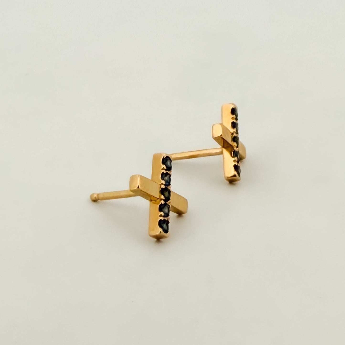 Comprar pendiente en forma de cruz realizados en oro amarillo de 18kt y 5 zafiros talla brillante en cada pendiente. Envío gratis. Joyería Ian'Or.