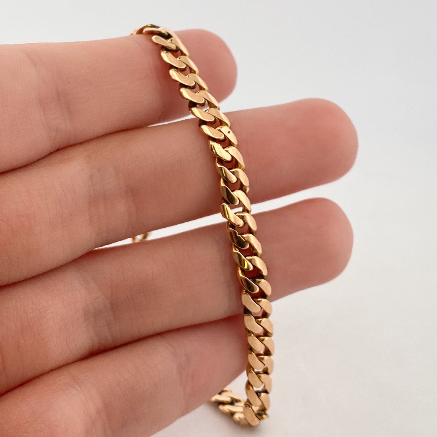 Comprar pulsera oro amarillo de 18kt con cadena tipo cubana. La pulsera mide 21,6cm de largo y 5mm de grosor. Joyas al mejor precio en Barcelona. Ian'Or.