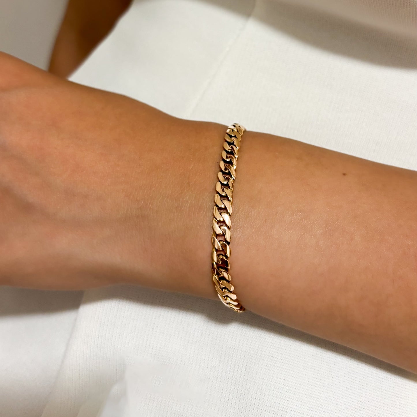 Comprar pulsera oro amarillo de 18kt con cadena tipo cubana. La pulsera mide 21,6cm de largo y 5mm de grosor. Joyas al mejor precio en Barcelona. Ian'Or.