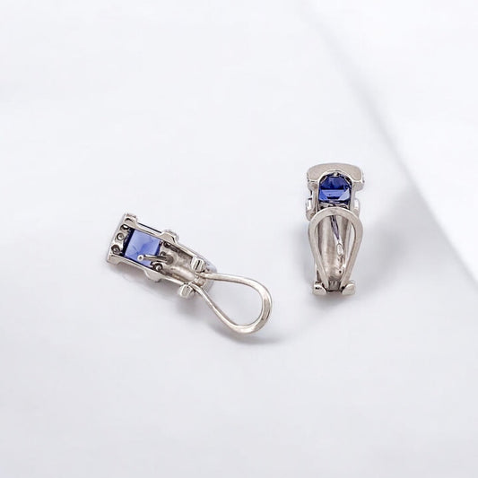 Pendientes realizados en oro blanco de 18kt con una amatista en cada pendiente talla baguette y carril de diamantes alrededor de la amatista. Ian'Or.