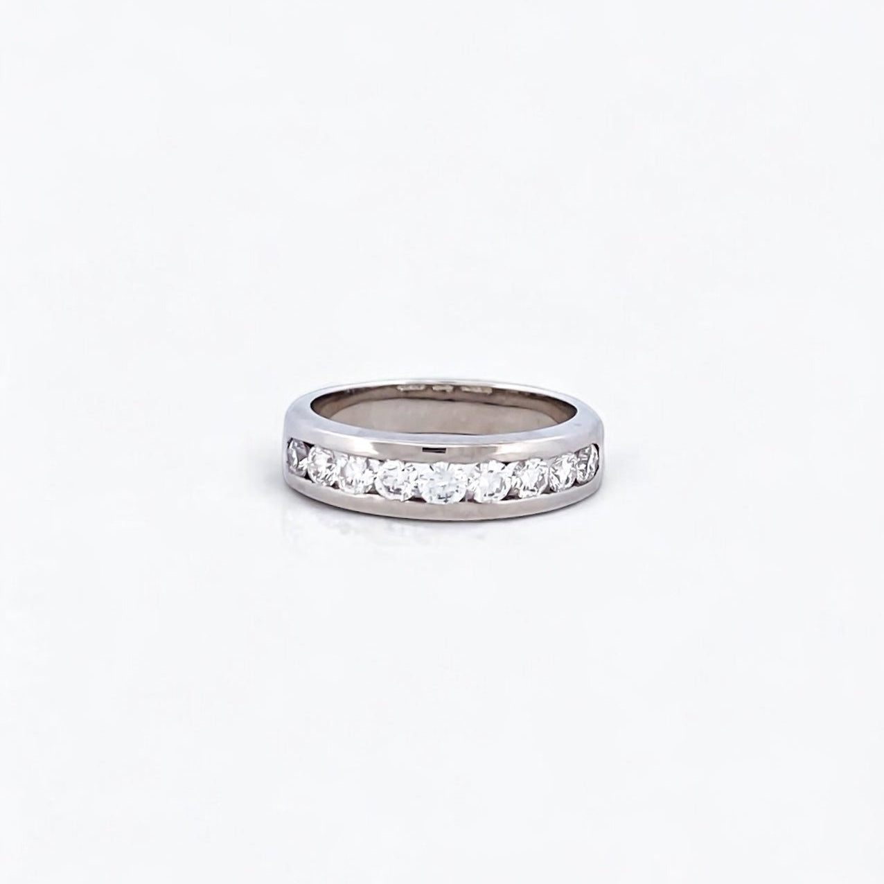 Comprar media alianza de oro blanco de 18kt con carril de diamantes talla brillante de 0,05ct cada uno. Joyas con diamantes. Joyería Ian'Or. Envío gratis.