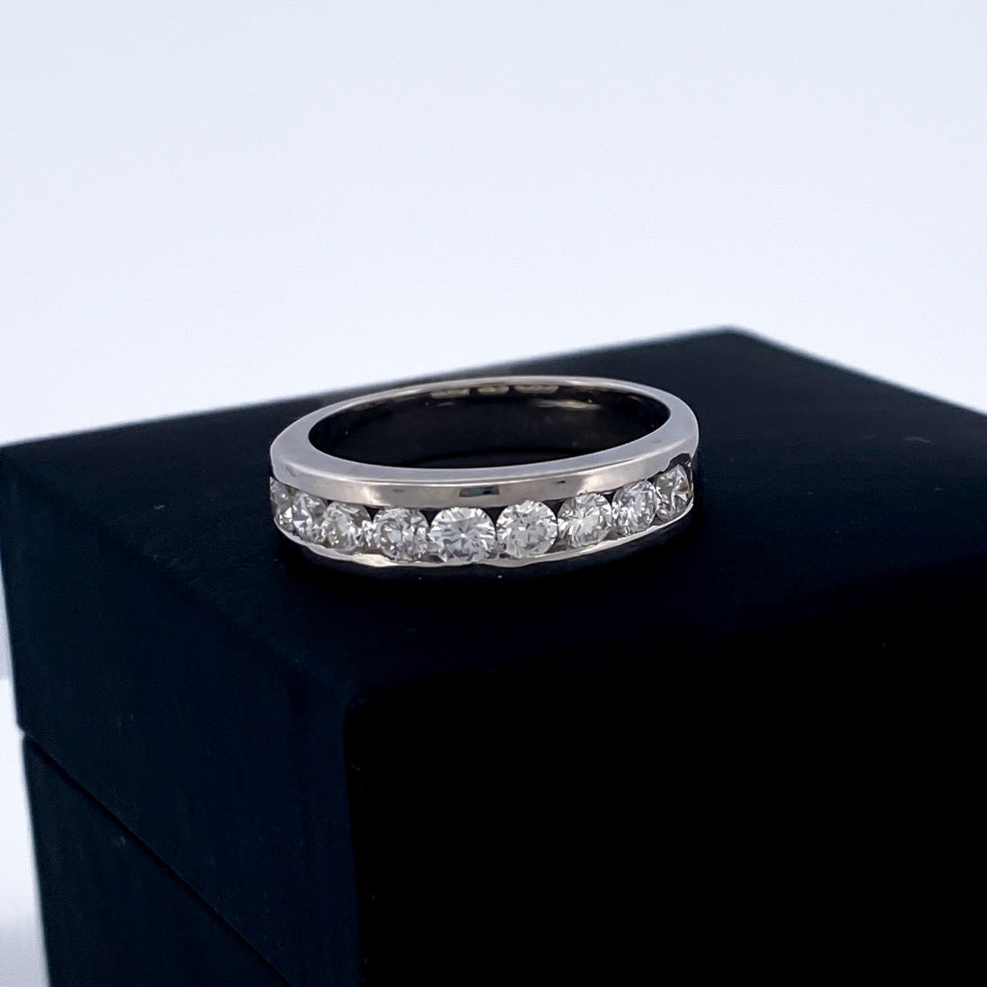 Comprar media alianza de oro blanco de 18kt con carril de diamantes talla brillante de 0,05ct cada uno. Joyas con diamantes. Joyería Ian'Or. Envío gratis.
