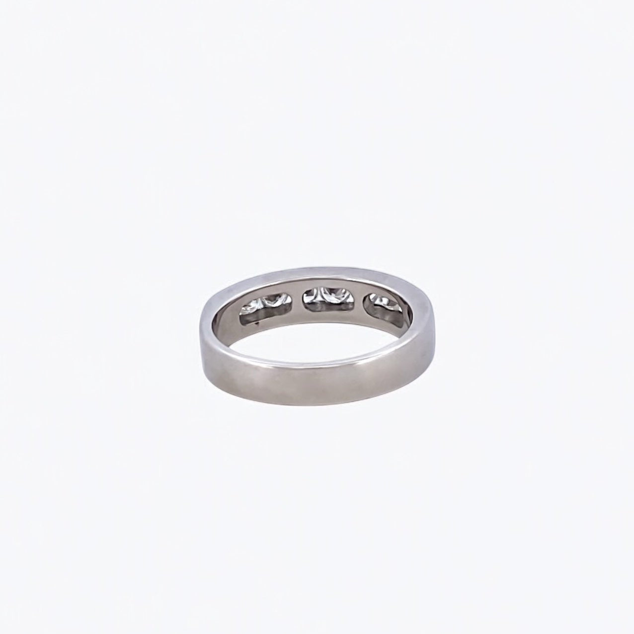 Comprar media alianza de oro blanco de 18kt con carril de diamantes talla brillante de 0,05ct cada uno. Joyas con diamantes. Joyería Ian'Or. Envío gratis.
