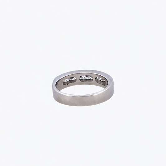 Comprar media alianza de oro blanco de 18kt con carril de diamantes talla brillante de 0,05ct cada uno. Joyas con diamantes. Joyería Ian'Or. Envío gratis.