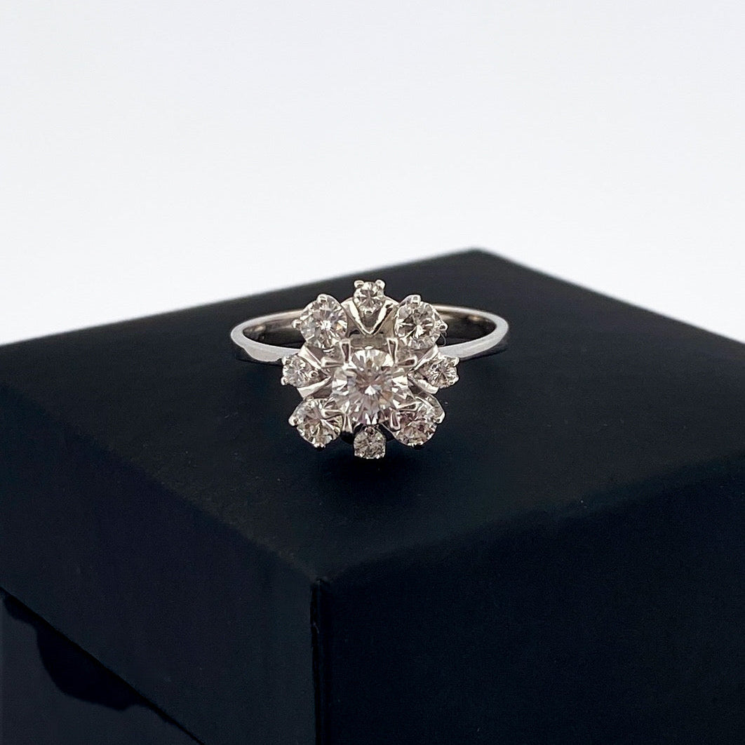 Comprar sortija realizada en oro blanco de 18kt con rosetón de diamantes alrededor de un diamante central más grande. Joyas con diamantes. Joyería Ian'Or.