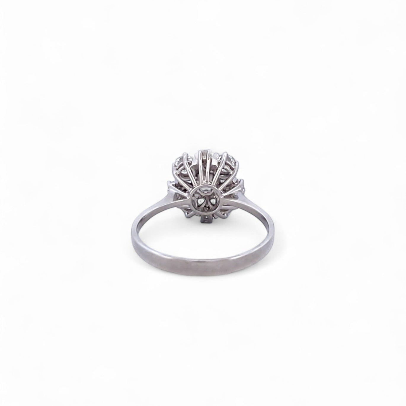 Comprar sortija realizada en oro blanco de 18kt con rosetón de diamantes alrededor de un diamante central más grande. Joyas con diamantes. Joyería Ian'Or.