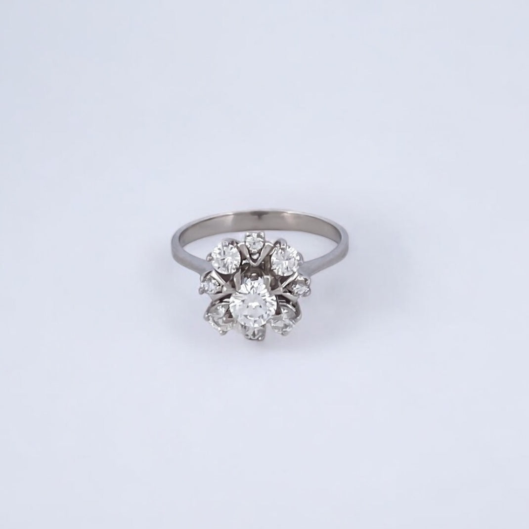 Comprar sortija realizada en oro blanco de 18kt con rosetón de diamantes alrededor de un diamante central más grande. Joyas con diamantes. Joyería Ian'Or.
