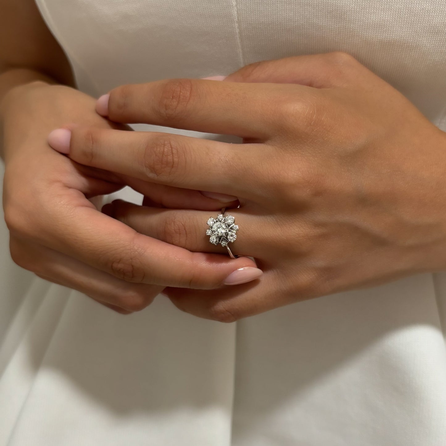 Comprar sortija realizada en oro blanco de 18kt con rosetón de diamantes alrededor de un diamante central más grande. Joyas con diamantes. Joyería Ian'Or.