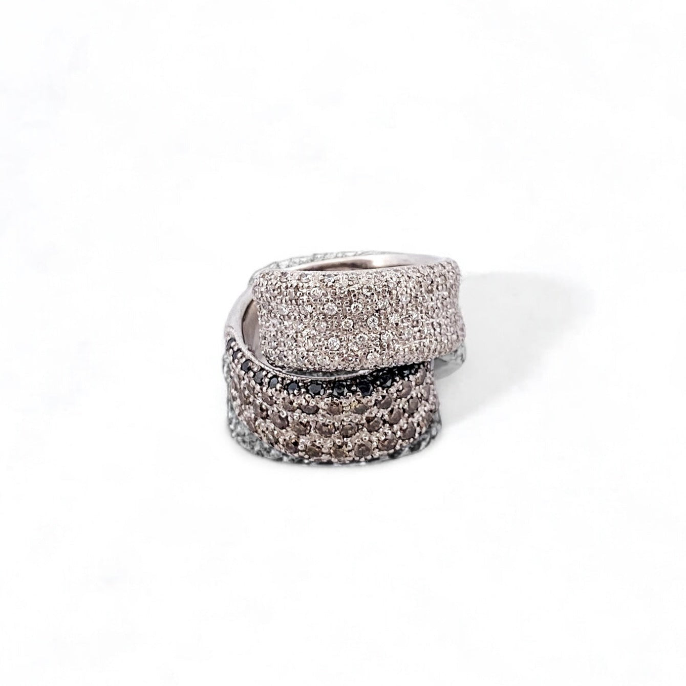 Comprar sortija de oro blanco de 18kt con pavé de diamantes talla brillante blancos, negros y marrones. Joyas con diamantes. Joyería Ian'Or. Envío gratis.