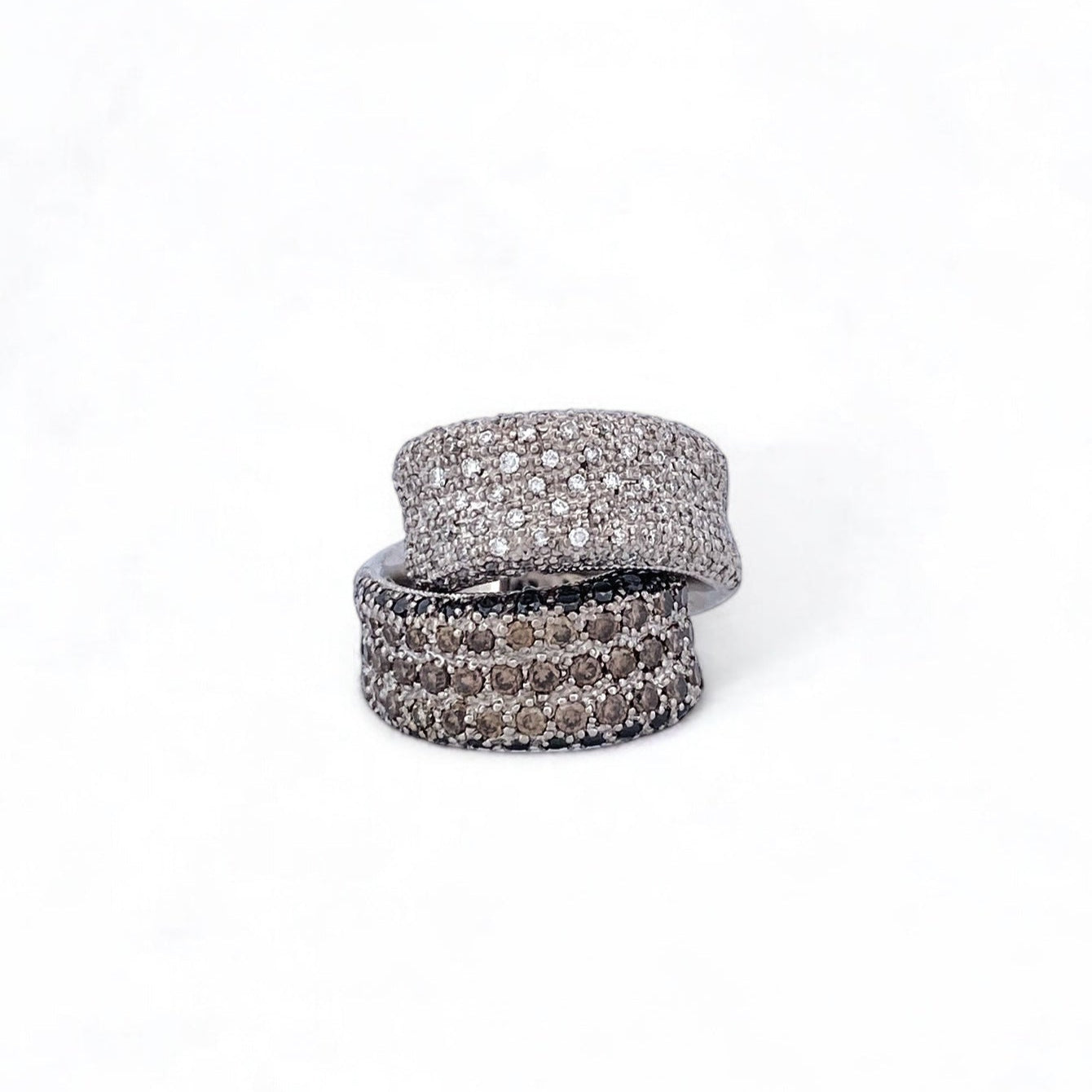 Comprar sortija de oro blanco de 18kt con pavé de diamantes talla brillante blancos, negros y marrones. Joyas con diamantes. Joyería Ian'Or. Envío gratis.