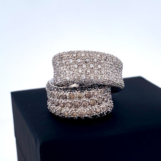 Comprar sortija de oro blanco de 18kt con pavé de diamantes talla brillante blancos, negros y marrones. Joyas con diamantes. Joyería Ian'Or. Envío gratis.