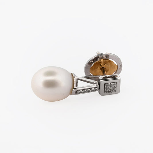 Comprar pendientes semilargos de oro blanco con diamantes y perlas en cada pendiente. Disponene de cierre a presión. Comprar pendientes al mejor precio en barcelona.