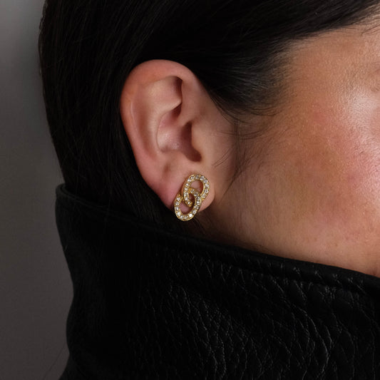 Pendientes eslabones de oro amarillo y diamantes. Tiene 21 diamantes cada uno. Cierre omega. Compro oro en Barcelona. Envío gratis. Lujo.