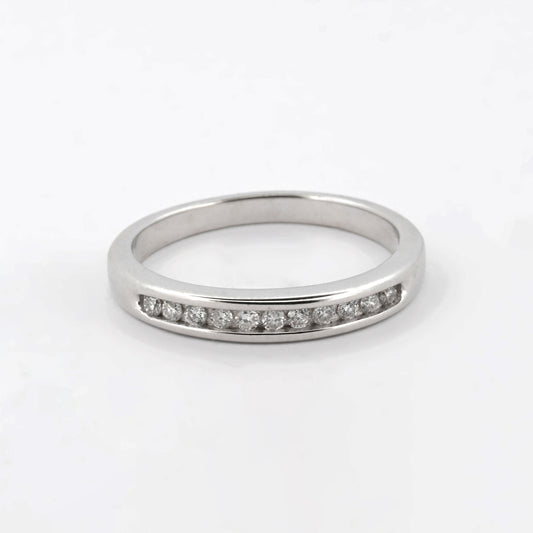Comprar media alianza de oro blanco de 18kt con carril de diamantes. Joyas con diamantes. Joyería Ian'Or. Envío gratis.