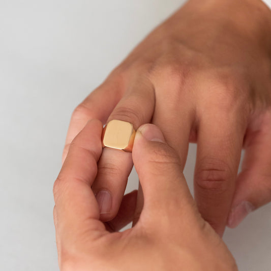 Anillo tipo sello de oro amarillo de 18kt con opción de grabado. Joyas de hombre al mejor precio. Joyas de segunda mano y restauradas. Joyas para el de oro.