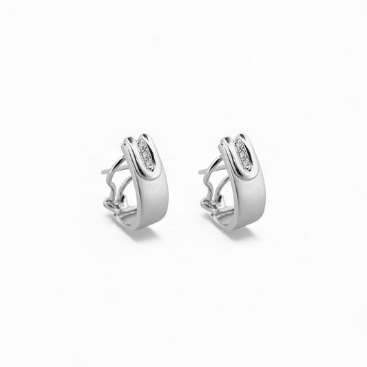 Pendientes de oro blanco de 18kt con diamantes. Cierre tipo omega. Pendientes de segunda mano. Joyas con diamantes baratas. Joyería Ian'Or.