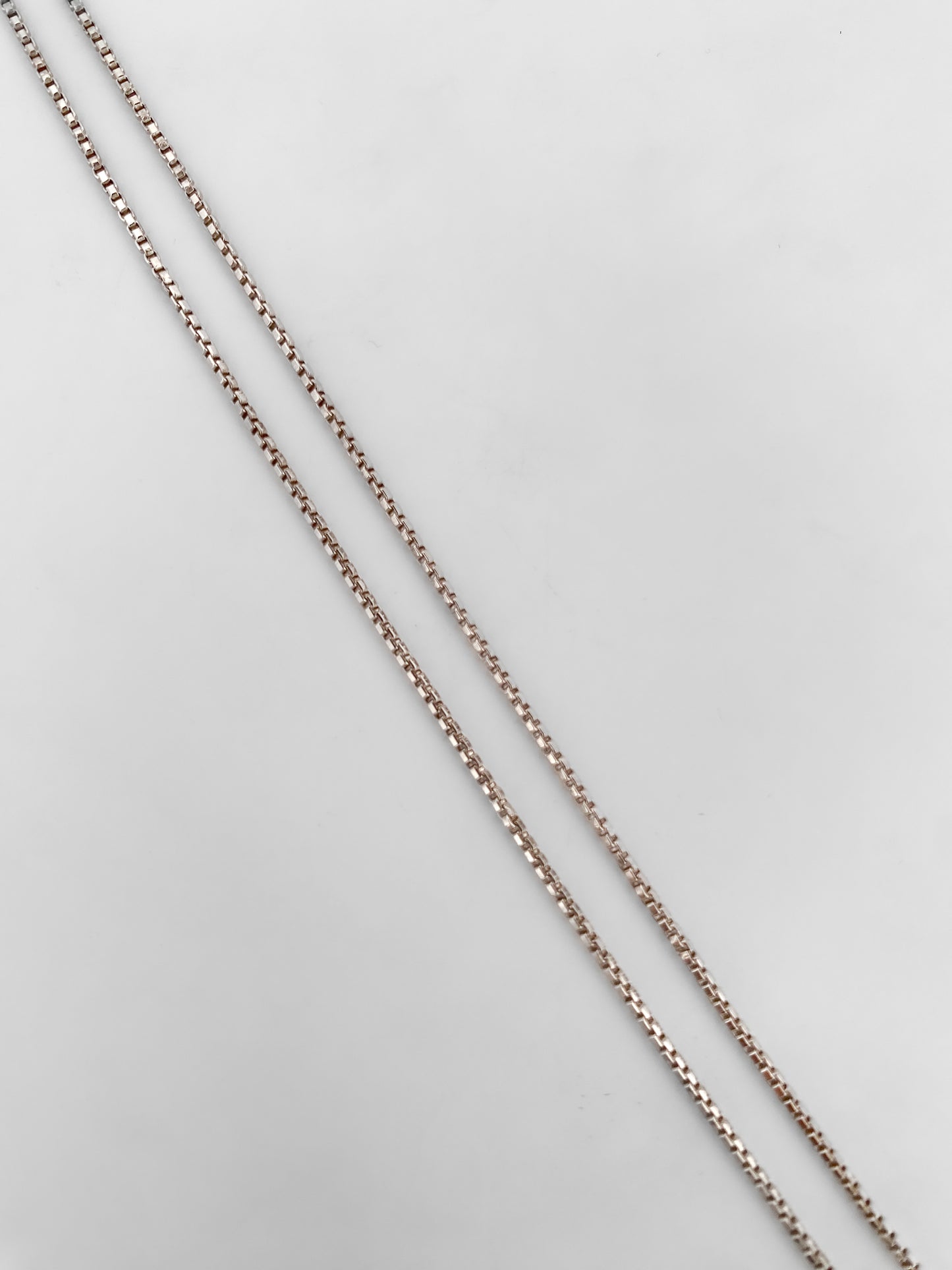 Collar con cadena tipo veneciana en oro blanco de 18kt con un solitario de brillante engastado en 4 grapas. La cadena mide 42cm. Gargantillas de oro blanco baratas