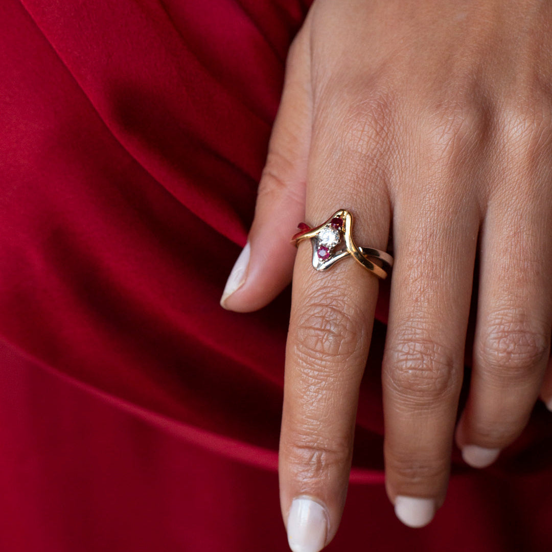 Comprar Sortija bicolor lisa de oro blanco y amarillo de 18kt con un diamante central y 1 rubí una abajo y otro arriba del diamante. Joyas segunda mano restauradas baratas en Barcelona. Envío gratis.