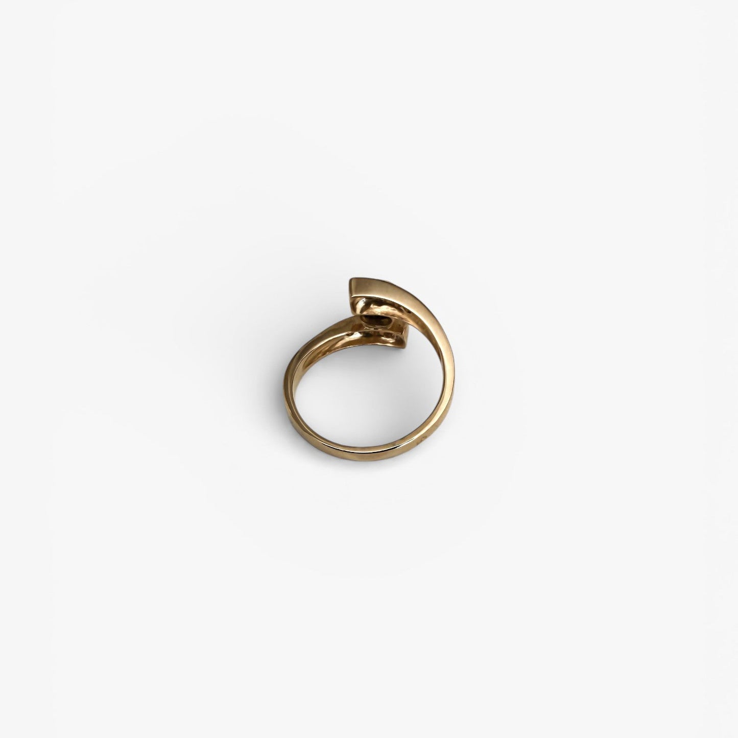 Comprar sortija realizada en oro amarillo de 18kt con 4 diamantes en la terminación de cada brazo, y 1 diamante central que une los dos brazos. Anillos de oro 18kt y diamantes baratos.