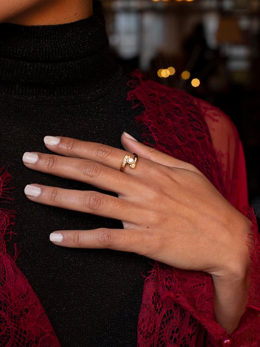 Comprar sortija realizada en oro amarillo de 18kt con 4 diamantes en la terminación de cada brazo, y 1 diamante central que une los dos brazos. Anillos de oro 18kt y diamantes baratos.