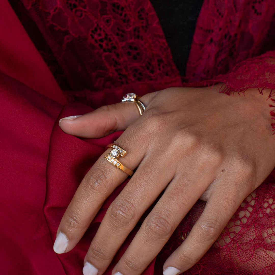Comprar sortija realizada en oro amarillo de 18kt con 4 diamantes en la terminación de cada brazo, y 1 diamante central que une los dos brazos. Anillos de oro 18kt y diamantes baratos.