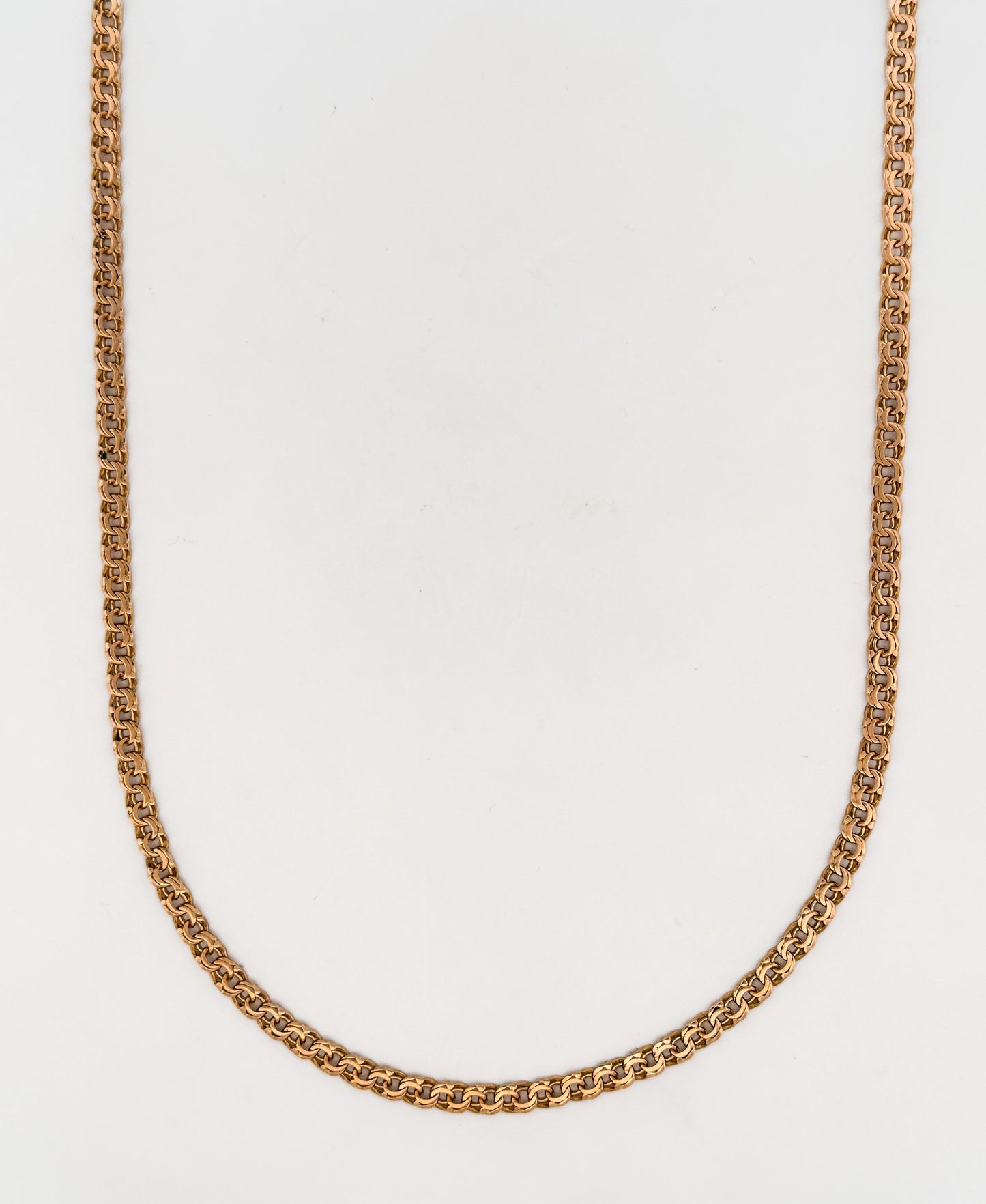 Collar de oro amarillo de 18kt de cadena de eslabón garibaldi. La cadena mide 43,5cm de largo y tiene un grosor de 4mm. Cierre tipo reasa. Ian'Or.