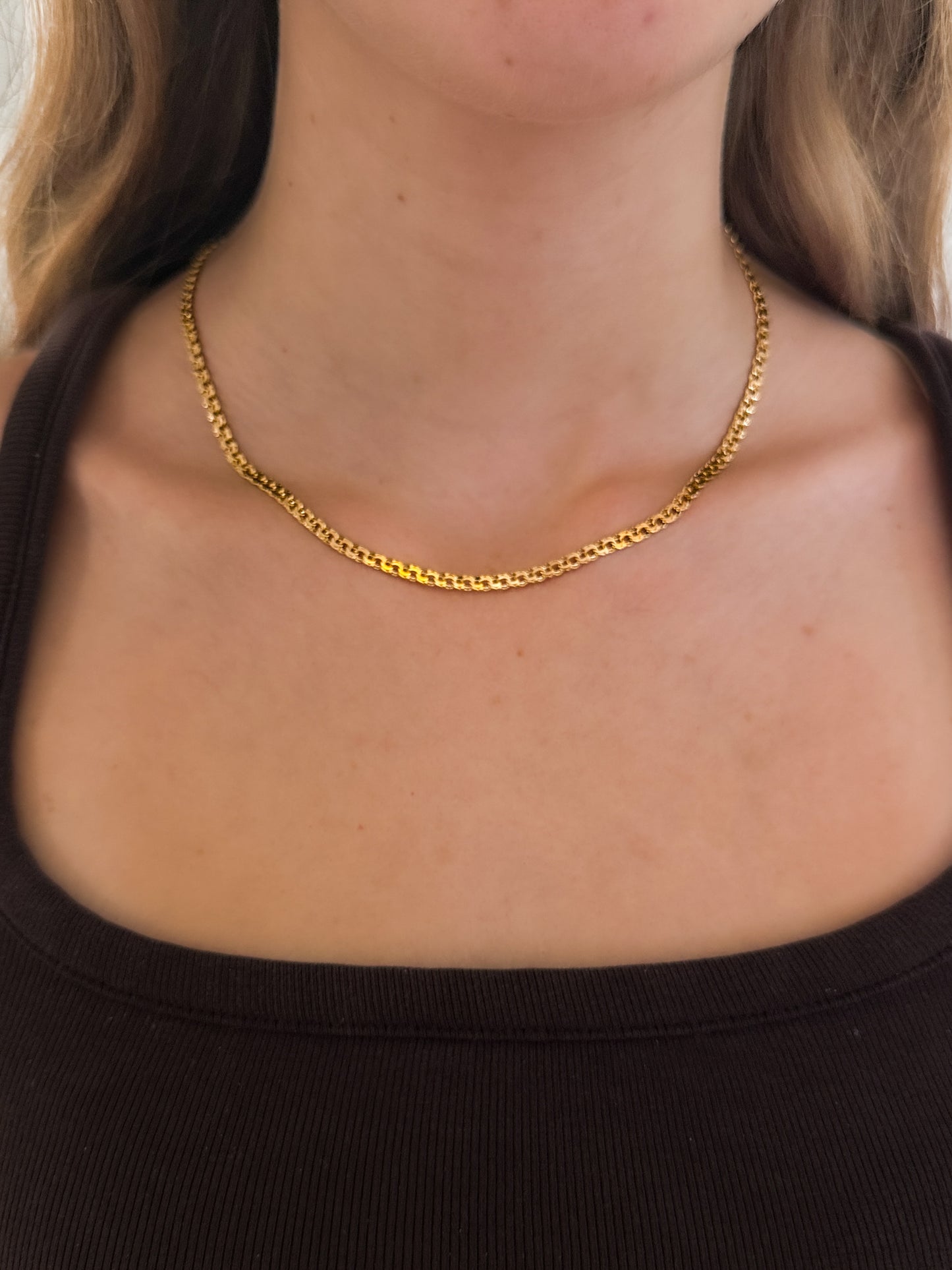Collar de oro amarillo de 18kt de cadena de eslabón garibaldi. La cadena mide 43,5cm de largo y tiene un grosor de 4mm. Cierre tipo reasa. Ian'Or.