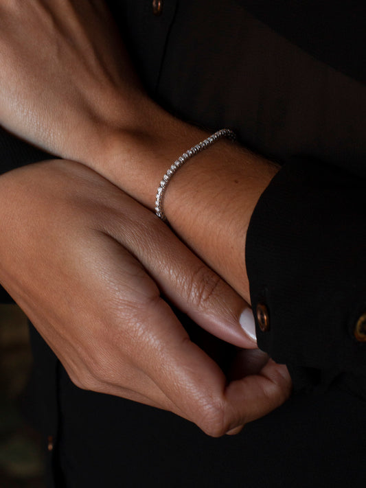 Pulsera en oro blanco Riviere de 18K con diamantes talla brillante y cierre seguro. Compra y venta de joyas en Barcelona de segunda mano restauradas al mejor precio.