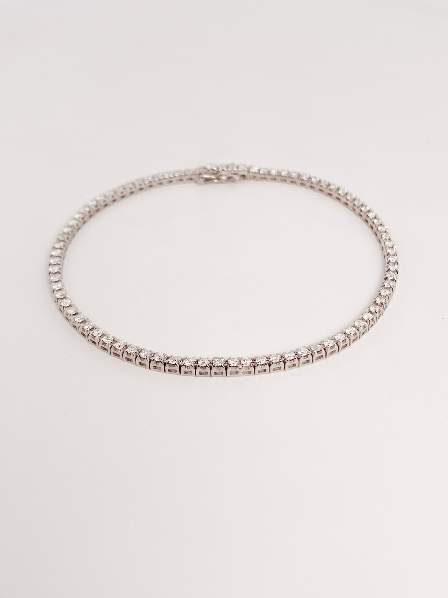 Pulsera en oro blanco Riviere de 18K con diamantes talla brillante y cierre seguro. Compra y venta de joyas en Barcelona de segunda mano restauradas al mejor precio.