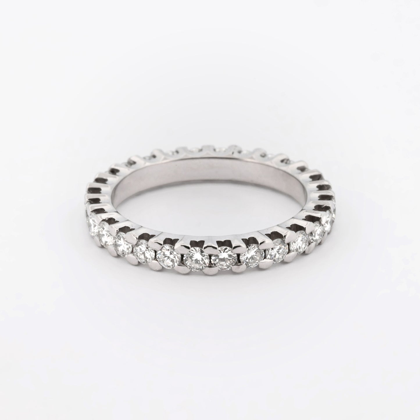 Comprar alianza entera realizada en oro blanco de 18kt con carril de diamantes talla brillante. Anillos de segunda mano. Joyería Ian'Or. Envío GRATIS. Ian'Or.
