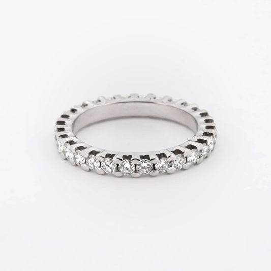 Comprar alianza entera realizada en oro blanco de 18kt con carril de diamantes talla brillante. Anillos de segunda mano. Joyería Ian'Or. Envío GRATIS. Ian'Or.