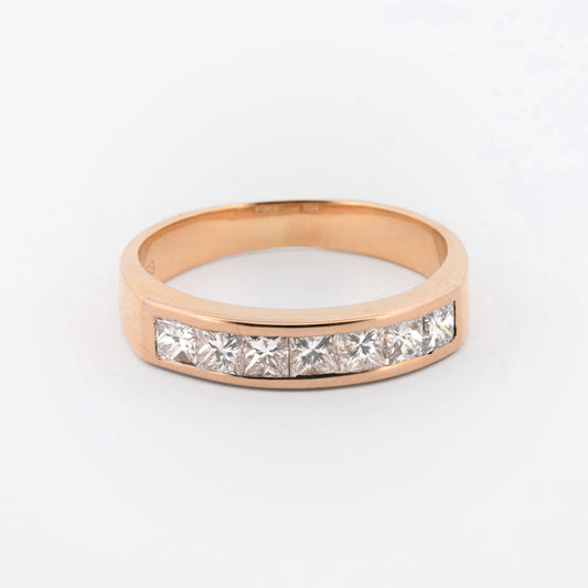 Comprar media alianza realizada en oro amarillo de 18kt con carril de diamantes talla princesa. Joyas segunda mano. Joyas con diamantes baratas. Envío gratis.