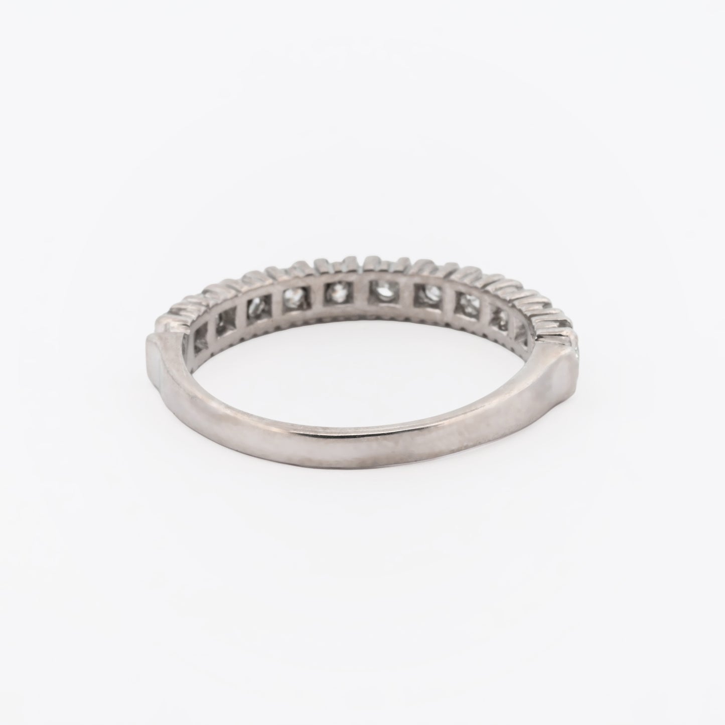 Comprar media alianza realizada en oro blanco 18kt con carril de 11 diamantes. Joyas acondicionadas. Envío GRATIS. Anillos de compromiso baratos. Ian'Or.