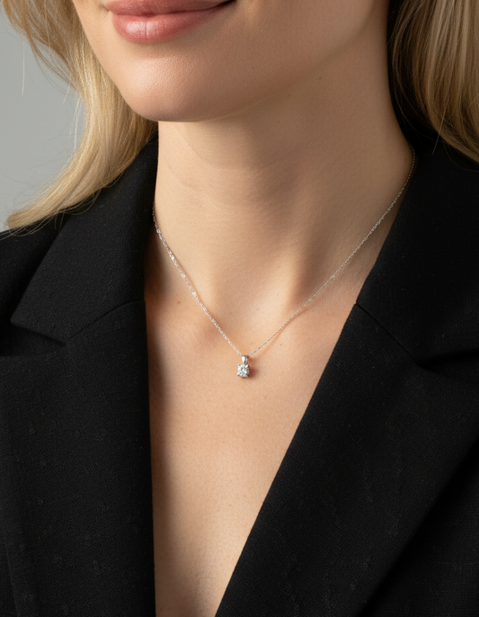 Colgante tipo solitario realizado en oro blanco de 18kt con brillante de 0,35ct engastado en 4 grapas. Joyas de segunda mano baratas. Ian'Or.