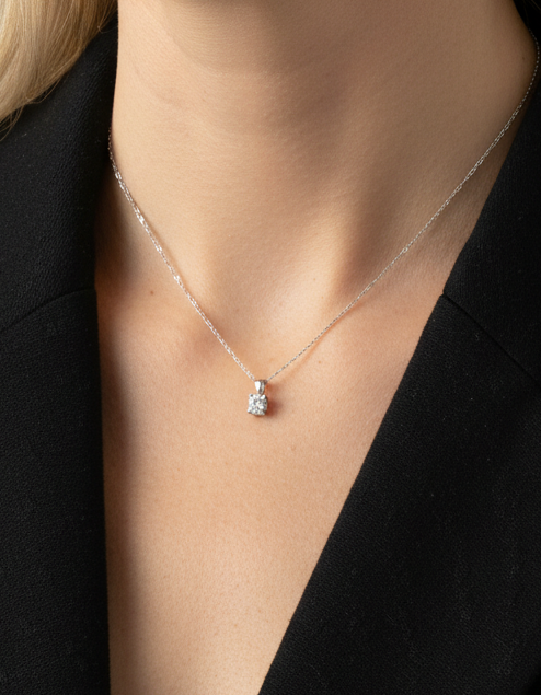 Colgante tipo solitario realizado en oro blanco de 18kt con brillante de 0,43ct engastado en 4 grapas. Joyas de segunda mano baratas. Ian'Or.