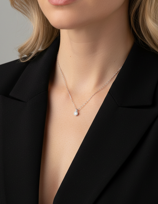 Comprar colgante realizado en oro blanco de 18kt con diamante talla brillante con engaste chatón. Joyas de segunda mano baratas. Ian'Or.