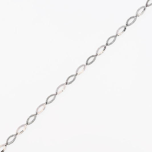 Comprar pulsera de oro blanco de 18kt con eslabones, algunos de ellos llevan diamantes. Esta pulsera dispone de cierre de cajón y brazo de seguridad. La pulsera mide 18cm. Envío gratis.