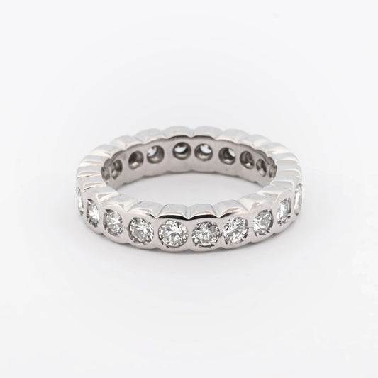 Comprar alianza entera realizada en oro blanco de 18kt con carril de diamantes talla brillante. Anillos de segunda mano. Joyería Ian'Or. Envío GRATIS. Ian'Or.