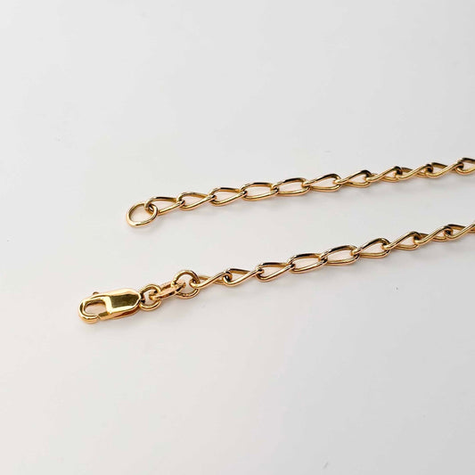 Comprar collar de oro de amarillo de 18kt con cadena barbada con eslabón alargado. Medidas: 55,5cm de largo x 2,41mm grosor. Cadenas de oro de 18kt baratas.