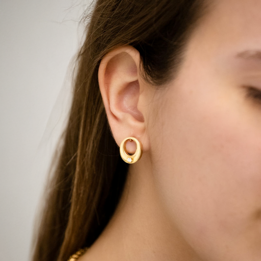 Pendientes realizado en oro amarillo de 18kt con forma oval y un diamante talla brillante de 0,04ct en cada pendiente- Cierre tipo pala catalana
Medidas: 14,7mm x12,86mm
2 diamantes talla brillante de 0,04 ct cada uno y 0,08ct en total
Joyería Ian'Or dónde comprar y vender oro y joyas al mejor precio en Barcelona.