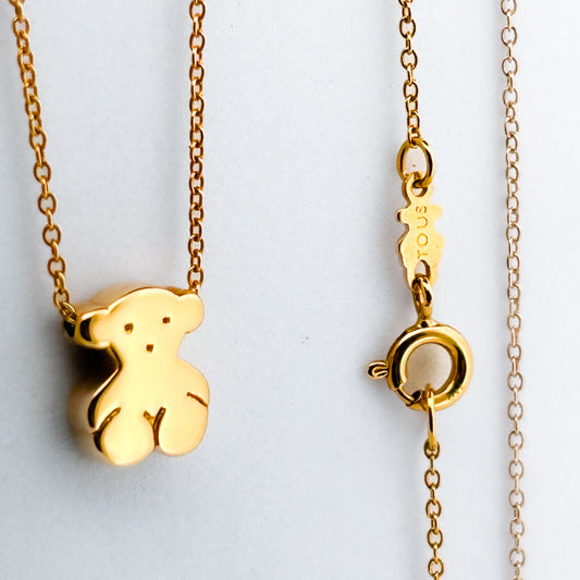 Comprar collar original de la firma Tous de oro amarillo de 18kt con cadena forzada de 41cm de largo y colgante oso sweet dolls. Envío gratis. Joyas Tous.